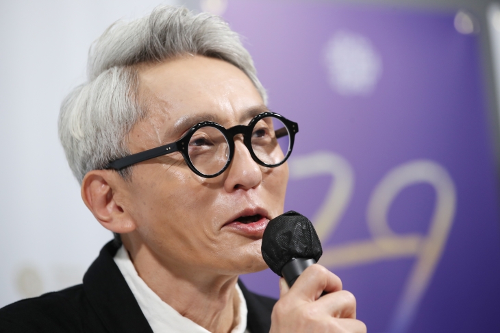 영화 ‘고독한 미식가 더 무비’의 감독 겸 배우 마츠시게 유타카가 3일 부산 해운대구 영상산업센터에서 열린 기자 간담회에서 취재진의 질문에 답하고 있다. 2024.10.3 뉴스1