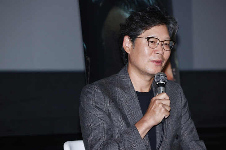 배우 유재명이 3일 오후 부산 해운대구 CGV센텀시티에서 열린 제29회 부산국제영화제(BIFF) 특별 기획 프로그램 ‘고운 사람, 이선균’이 진행된 가운데 영화 ‘행복의 나라’ 스페셜토크에서 인사말을 하고 있다. 2024.10.3 연합뉴스