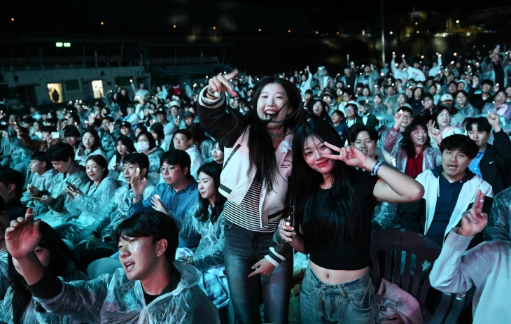 3일 강원 춘천시 송암스포츠타운 보조경기장에서 열린 ‘대한민국 상생 K-POP 콘서트 with 춘천’에서 관람객들이 공연을 즐기고 있다. 2024.10.3 춘천 홍윤기 기자