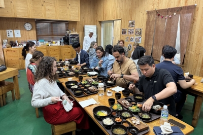 제주 고품격 여행으로의 초대… 동백마을서 기름짜고 김녕해녀들과 미식에 빠지고