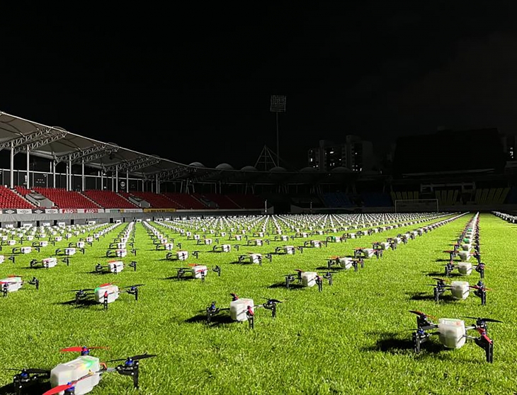 가을밤 하늘을 수놓는 환상의 드론쇼가 6일 성남종합운동장 보조경기장과 13일 야탑동 탄천변에서 두 차례 열린다. 사진은 드론쇼 준비 장면. 성남시 제공