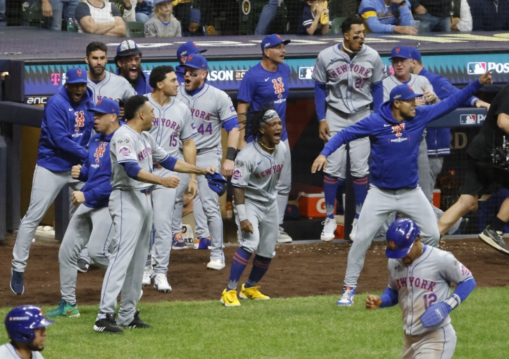 미국프로야구(MLB) 뉴욕 메츠 선수들이 4일 밀워키 브루어스를 상대로 와일드카드 시리즈 3차전에서 피트 알론소가 스리런 역전 홈런을 치자 환호하고 있다. 메츠가 4-2로 역전승을 거두며 디비전시리즈에 진출했다. 밀워키 UPI  연합뉴스