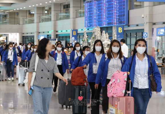 필리핀 가사관리사, 격주급제 전환·통금 해제…“추가 이탈자 막아야”