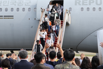 레바논 체류 국민 등 97명 軍수송기로 귀환…서울공항 도착 [포토]