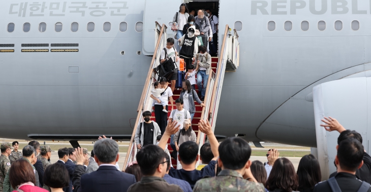 무장단체 헤즈볼라를 상대로 한 이스라엘의 지상작전이 진행 중인 레바논 체류 국민들이 5일 오후 서울공항에 도착한 군수송기에서 내리고 있다. 2024.10.5 연합뉴스