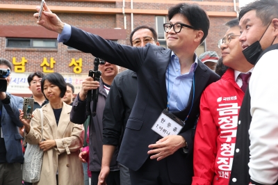 대통령 배웅도 못 하고 부산 간 한동훈…재보선 판세 흔드는 야권 단일화