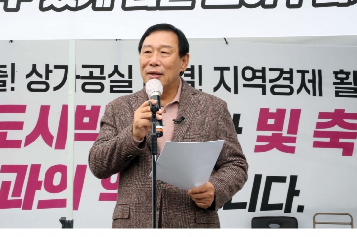 국제정원도시박람회와 빛 축제 정상 추진을 위한 예산안 통과를 촉구하며 6일 단식농성에 돌입하는 최민호 세종시장. 연합뉴스.