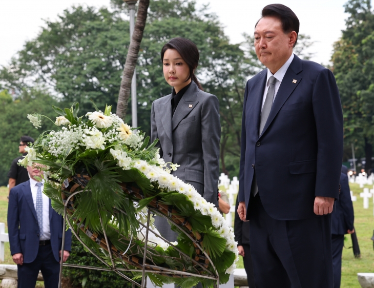 윤석열 대통령 부부, 필리핀 한국전 참전 기념비 헌화