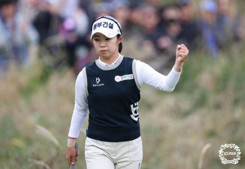 김수지가 6일 KLPGA 투어 하이트진로 챔피언십 4라운드 2번 홀에서 버디를 잡아낸 뒤 주먹을 불끈 쥐고 있다. KLPGA 제공