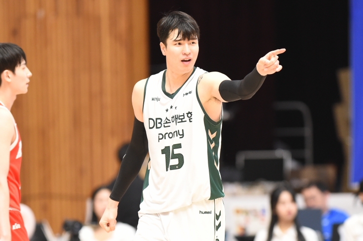 원주 DB 이관희가 6일 충북 제천체육관에서 열린 2024 한국농구연맹(KBL) 컵대회 D조 서울 SK와의 1차전에서 득점한 뒤 세레머니하고 있다. KBL 제공