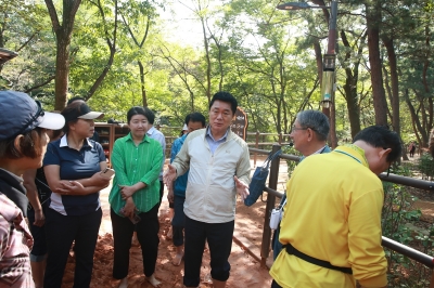 황톳길 11곳 개장… 관악은 힐링 천국[현장 행정]