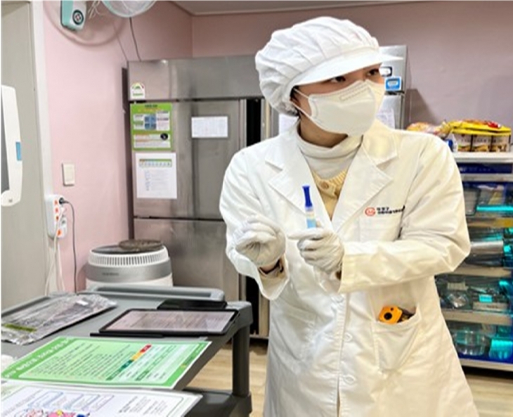 서울 마포구 어린이·사회복지시설급식관리지원센터의 전문 영양사가 한 소규모 급식 시설에서 조리실 오염도를 측정하고 있다. 마포구 제공