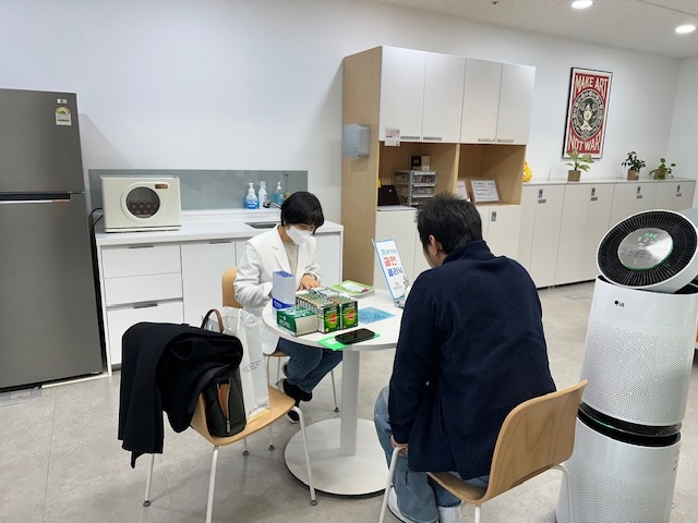 서울 금천구 관계자가 찾아가는 금연클리닉에서 참가자와 상담하고 있다. 금천구 제공