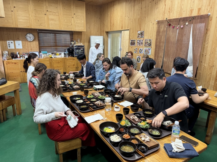 유럽 팸투어단이 동백마을을 방문해 비빔밥 시식을 하고 있다. 제주관광공사 제공