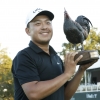최종 18번홀 2연속 버디로 PGA 투어 첫 우승컵 든 케빈 유