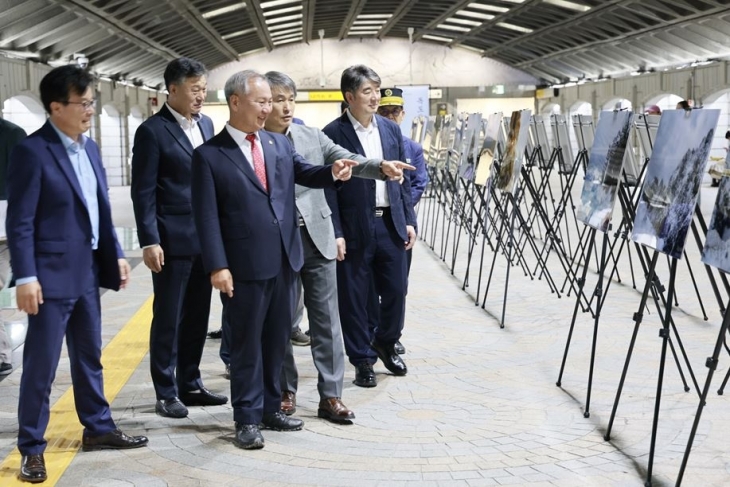 지난 4일 서울교통공사가 3호선 경복궁역에서 개최한 ‘경복궁역 독도 사진전 기념행사’에 참석한 이병윤 위원장