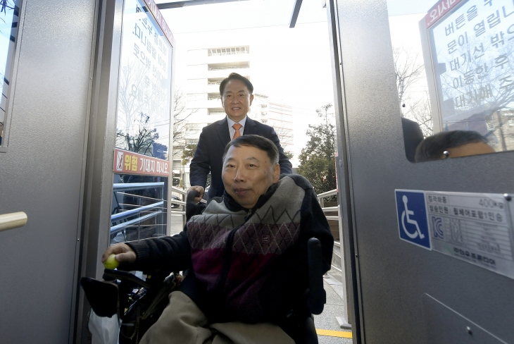 이성헌 서대문구청장이 구청 내 ‘교통약자 전용 리프트’를 이용하는 ‘서대문햇살아래 장애인자립생활센터’ 오문영 센터장을 안내하고 있다. 서대문구 제공