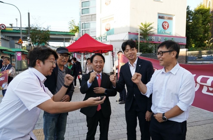 함께 선도사업 선정을 위해 힘을 모으겠다 다짐하는 (좌측부터) 문성호 의원, 신촌 주민대표 최 선생님, 이성헌 서대문구청장, 함형진 연세대학교 총학생회장, 김봉수 신촌이대상가번영회장