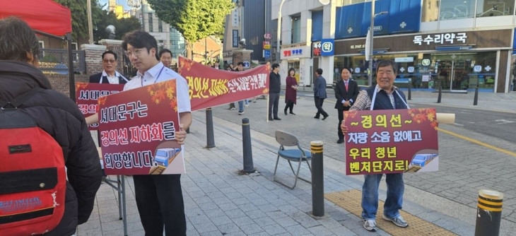 궁금해하는 시민에게 설명하며 현장에서 추진 서명운동을 권유하는 문성호 의원(왼쪽)