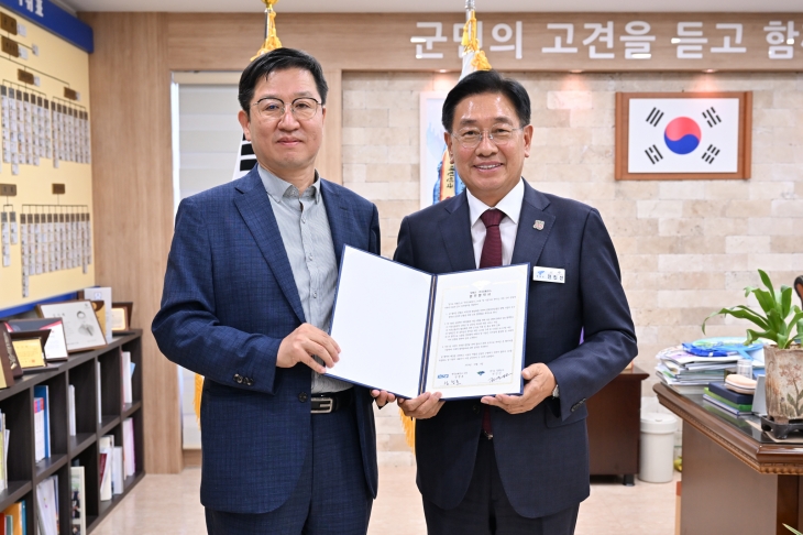 전진선(오른쪽) 양평군수가 지난 4일  군청 군수실에서 한국조폐공사 관계자와  지역화폐인 ‘양평사랑상품권’ 발행을 위한 업무협약을 체결하고 기념사진을 찍고 있다. 양평군 제공