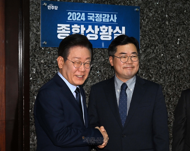 이재명 더불어민주당 대표와 박찬대 원내대표가 7일 서울 여의도 국회에서 열린 2024 더불어민주당 국정감사 종합상황실 현판식에 참석해 악수하고 있다. 2024.10.7 오장환 기자