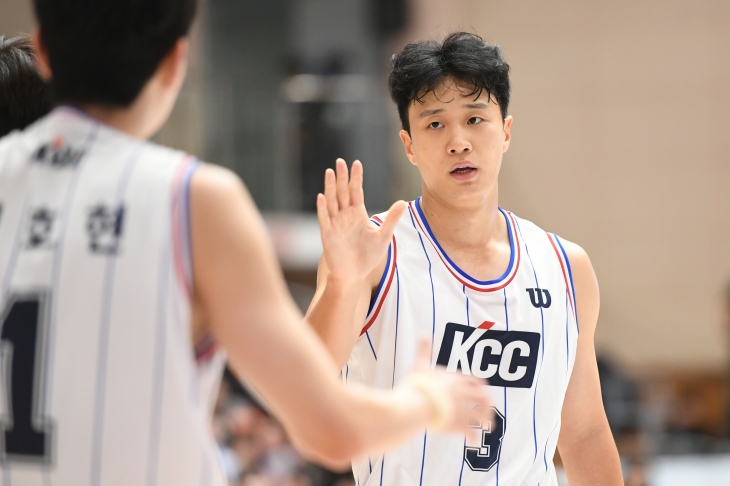 부산 KCC 허웅이 6일 충북 제천체육관에서 열린 2024 한국농구연맹(KBL) 컵대회 B조 예선 수원 kt와의 1차전에서 이호현과 하이파이브하고 있다. KBL 제공