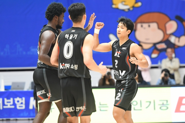 수원 kt 허훈이 6일 충북 제천체육관에서 열린 2024 한국농구연맹(KBL) 컵대회 B조 예선 부산 KCC와의 1차전에서 동료들과 하이파이브하고 있다. KBL 제공