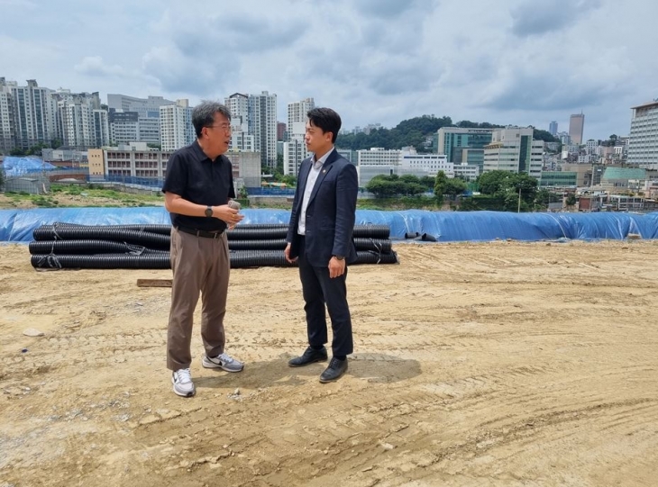 서울시의회 교육위원회 소속 이희원 의원이 지난 9월 중 동작구 흑석고등학교 예정 부지를 방문해 정효영 서울시교육청 정효영 행정국장과 함께 예산 확보를 위한 논의를 하고 있다.