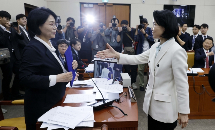 이진숙 방송통신위원회 위원장이 7일 여의도 국회 과학기술정보방송통신위원회에서 열린 방송통신위원회·방송통신사무소·시청자미디어재단·한국방송광고진흥공사 국정감사에서 선서를 한 뒤 최민희 위원장에게 선서문을 제출하고 있다. 2024.10.7 홍윤기 기자