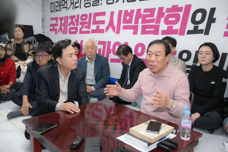 김태흠(왼쪽) 충남지사가 지난 6일 최민호 세종시장 단식 현장을 방문해 격려하고 있다.