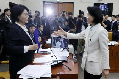 이진숙, 野와 인사 대신 악수 신경전… “방통위 신뢰도 하락? 부끄럽지 않다”