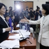 이진숙, 野와 인사 대신 악수 신경전… “방통위 신뢰도 하락? 부끄럽지 않다”