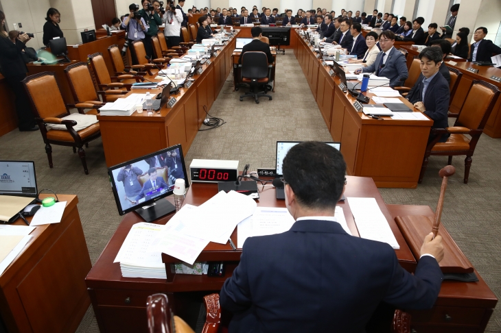 野 단독 동행명령, 與 퇴장… 행안위 ‘반쪽 국감’