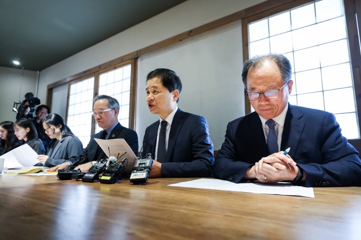 7일 오후 서울 종로구 달개비에서 열린 국교위의 근본적 혁신 및 국가교육발전계획 재시작을 촉구하는 기자회견에서 위원들이 발언하고 있다. 오른쪽부터 국교위 김석준 위원, 국교위 장석웅 위원, 정대화 상임위원, 전은영 위원. 연합뉴스