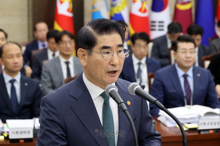 김용현 국방부 장관이 8일 서울 용산구 국방부에서 열린 국정감사에서 업무보고를 하고 있다. 2024.10.8 국회사진기자단