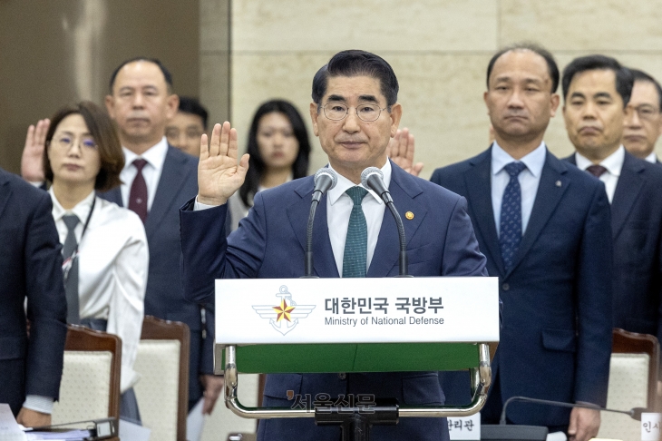 김용현 국방부 장관이 8일 오전 서울 용산구 국방부 청사에서 열린 국회 국방위원회 국정감사에서 선서하고 있다. 2024.10.8 국회사진기자단