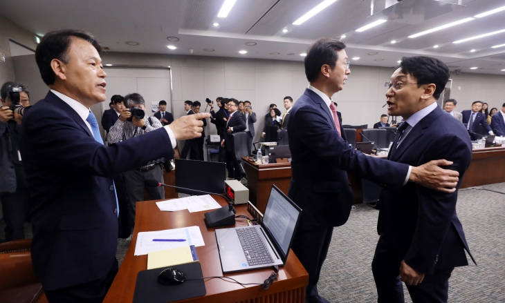 [국감]퇴장 명령에 항의하는 천준호 민주당 의원