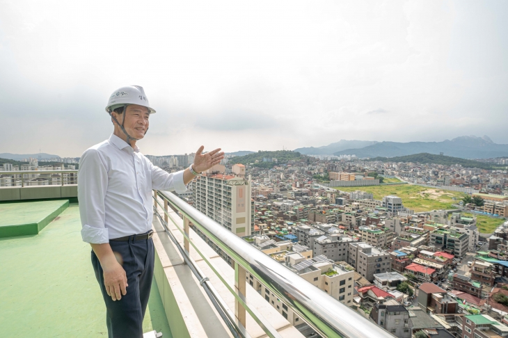 이승로 서울 성북구청장이 지난해 장위뉴타운 사업 현장을 방문해 진행 상황을 점검하고 있다. 성북구 제공