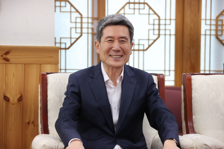 이강덕 포항시장이 8일 시장실에서 서울신문과 인터뷰하고 있다. 이 시장은 “국가 균형 발전을 실현하기 위해 포스텍 의대와 스마트병원 설립이 필요하다”고 밝혔다. 포항시 제공