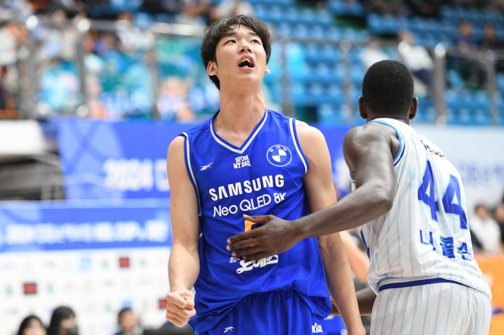 서울 삼성 이원석이  9일 충북 제천체육관에서 열린 2024 한국농구연맹(KBL) 컵대회 A조 대구 한국가스공사와의 경기에서 실책한 뒤 아쉬워하고 있다. KBL 제공