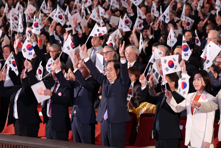 한글날 만세삼창하는 韓총리