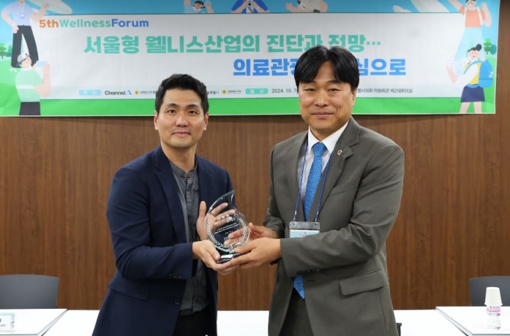 지난 7일 이종배 의원(오른쪽)을 2025년 웰니스페어’ 조직위원장으로 위촉하는 위촉패 전달식이 진행됐다.