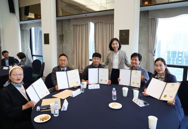 우수 의정모니터 표창장을 받은 의정모니터들과 시간을 가진 최호정 의장(오른쪽에서 세 번째)