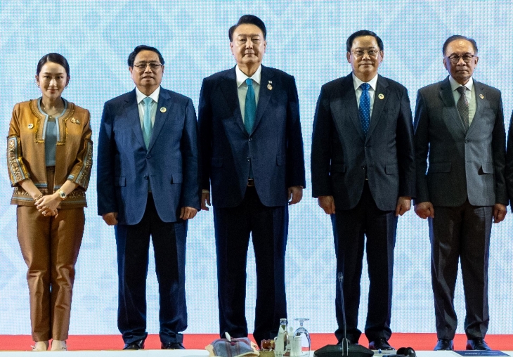 윤석열 대통령이 10일(현지시각) 라오스 비엔티안 국립컨벤션센터에서 열린 한-아세안(ASEAN·동남아시아국가연합) 정상회의에서 기념촬영하고 있다. 왼쪽부터 패통탄 친나왓 태국 총리, 팜 밍 찡 베트남 총리, 윤 대통령, 의장국인 손싸이 시판돈 라오스 총리, 안와르 빈 이브라힘  말레이시아 총리. 2024.10.10. 뉴시스