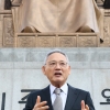 광화문 현판 둘러싸고 유인촌 “한글로 바꾸자” VS. 최응천 “중건 당시 고증해야”
