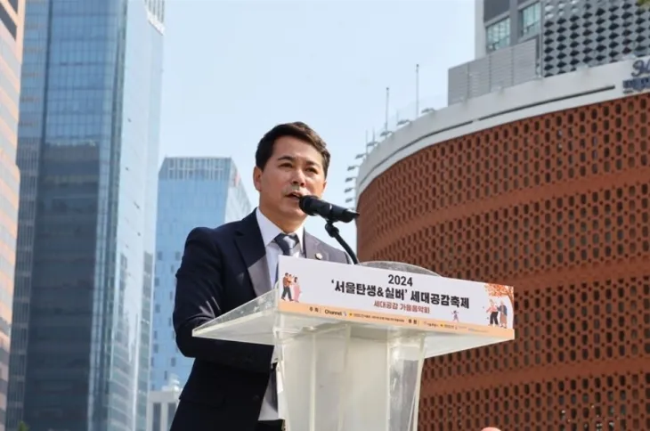 지난 8일 서울광장에서 열린 ‘2024 어린이환경페스타’에 참석해 축사하는 임만균 위원장