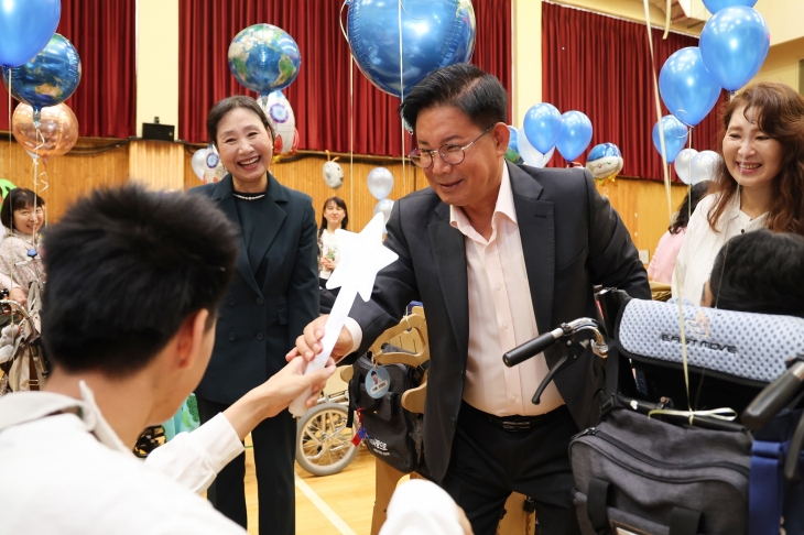 박강수(가운데) 서울 마포구청장이 10일 한국우진학교 축제 현장을 찾아 학생을 격려하고 있다. 마포구 제공