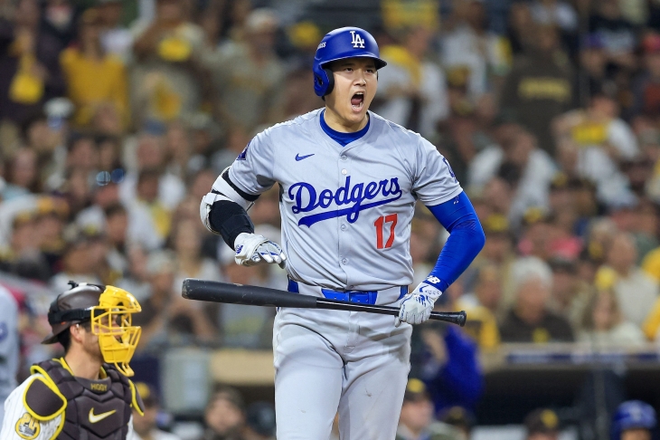 미국프로야구 메이저리그(MLB) LA 다저스의 오타니 쇼헤이가 10일(한국시간) 미 캘리포니아주 샌디에이고 펫코파크에서 열린 2024 MLB 포스트시즌 내셔널리그 디비전시리즈 샌디에이고 파드리스와의 4차전에서 볼넷을 얻어낸 뒤 기뻐하고 있다. 샌디에이고 AFP 연합뉴스