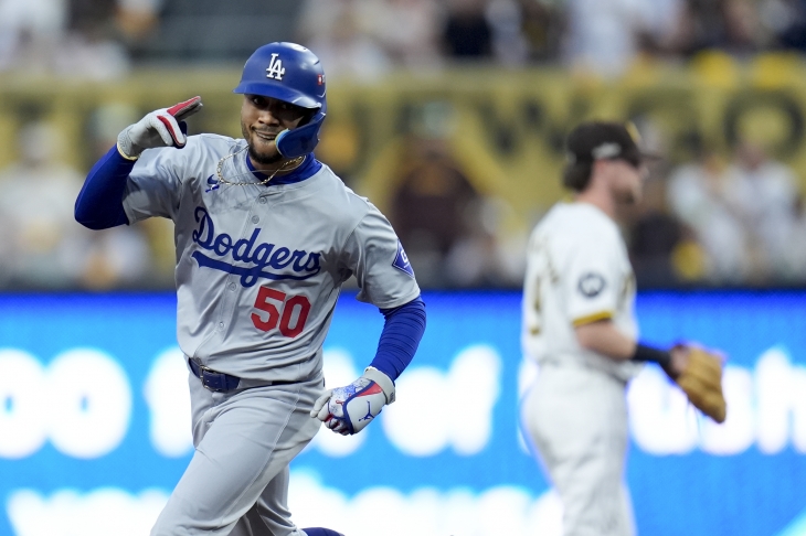 미국프로야구 메이저리그(MLB) LA 다저스의 무키 베츠가 10일(한국시간) 미 캘리포니아주 샌디에이고 펫코파크에서 열린 2024 MLB 포스트시즌 내셔널리그 디비전시리즈 샌디에이고 파드리스와의 4차전에서 홈런을 친 뒤 운동장을 돌고 있다. 샌디에이고 AP 연합뉴스