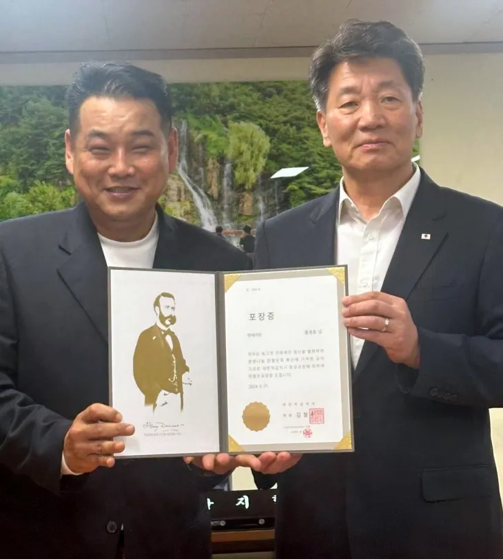 서대문구청 청소행정과에 근무하는 홍경표 주무관(왼쪽)이 20년에 걸쳐 헌혈 200회를 달성해 대한적십자사로부터 ‘명예대장’을 받았다. 서대문구 제공